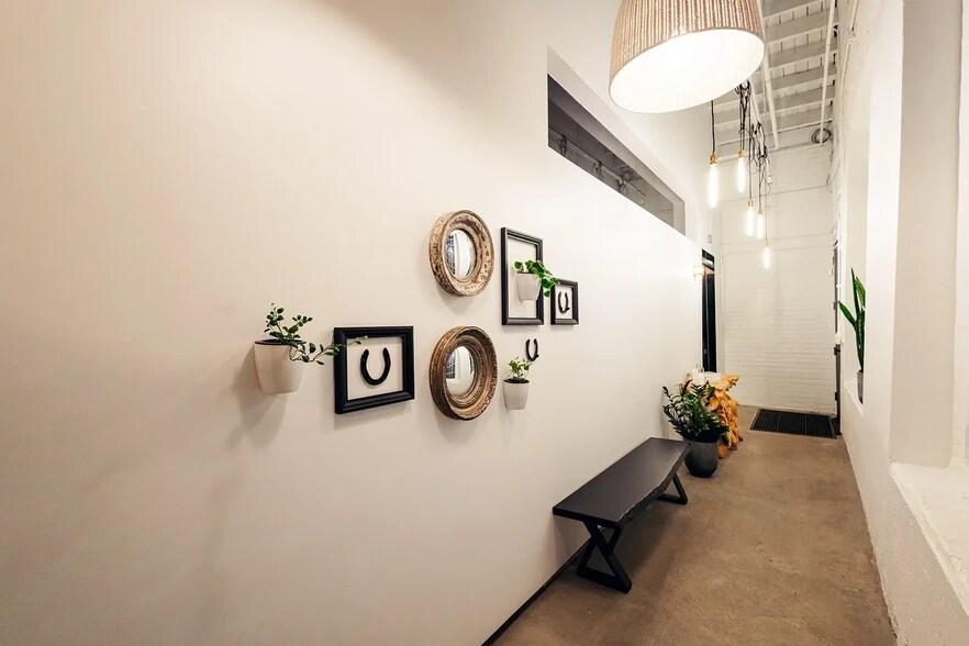 More Photos Of 3146 W Chicago Ave, Chicago Showroom For Sale