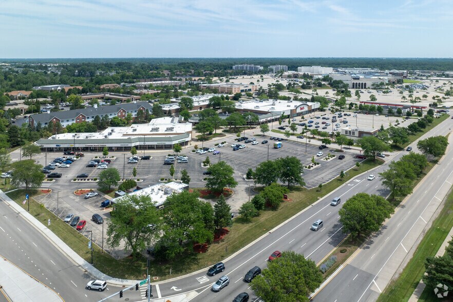 More Photos Of 220-288 Hawthorn Village Commons, Vernon Hills General Retail For Lease