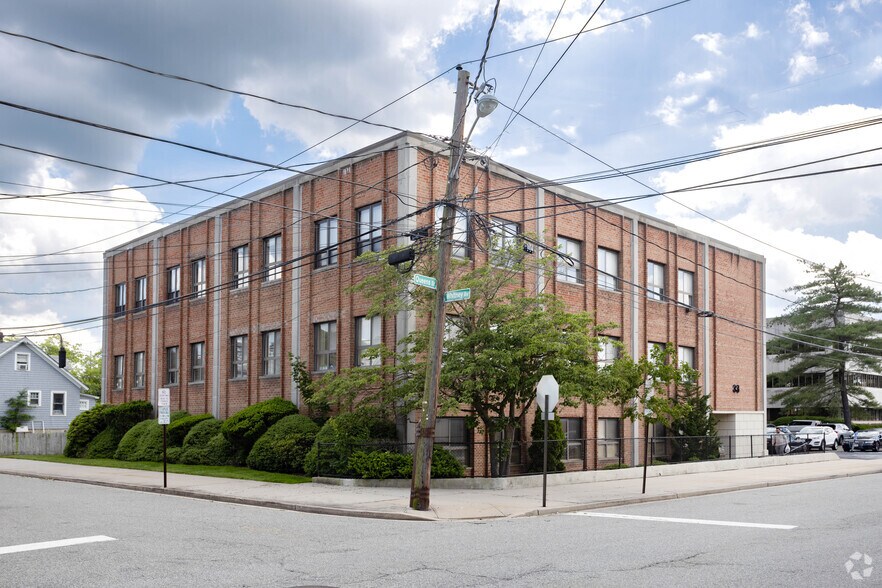 More Photos Of 33 Queens St, Syosset Loft Creative Space For Lease
