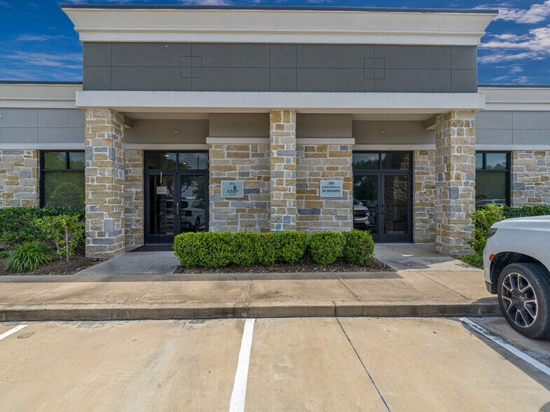 More Photos Of 633 E Fernhurst Dr, Katy Medical For Sale