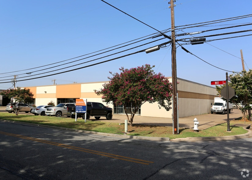 More Photos Of 13777 Bee St, Farmers Branch Warehouse For Lease