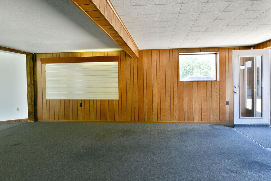 More Photos Of 4085 Herner County Line Rd, Southington Showroom For Sale
