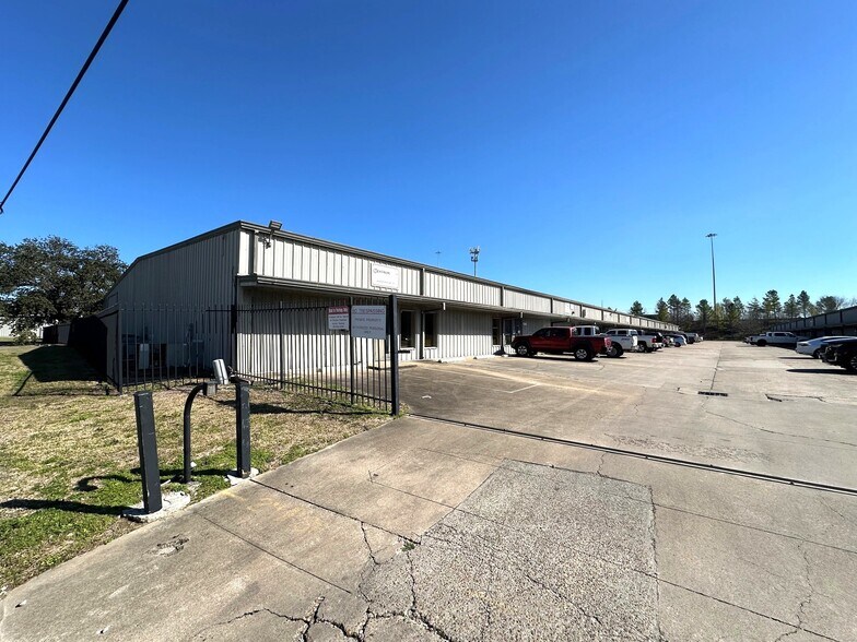 More Photos Of 8910 Lawndale St, Houston Unknown For Lease
