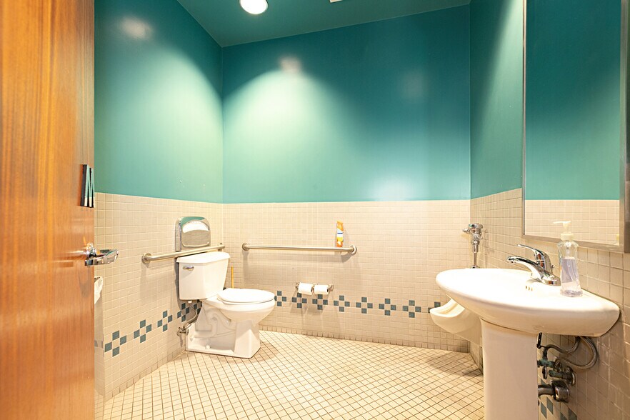 More Photos Of 8736 Production Ave, San Diego Light Manufacturing For Lease