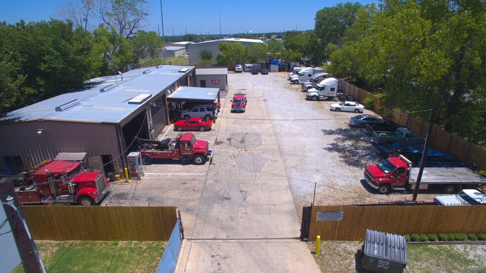 More Photos Of 715 Dallas Dr, Denton Flex For Sale