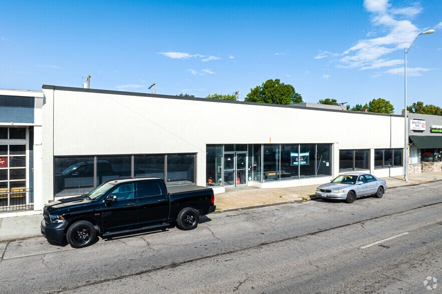 More Photos Of 7428-7434 Wornall Rd, Kansas City Storefront For Lease