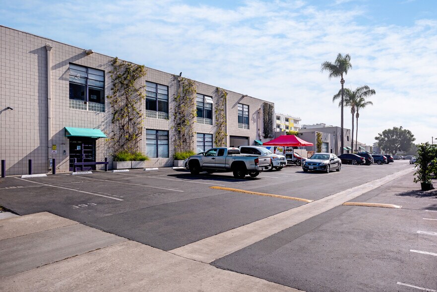 More Photos Of 2842-2912 Colorado Ave, Santa Monica Flex For Lease