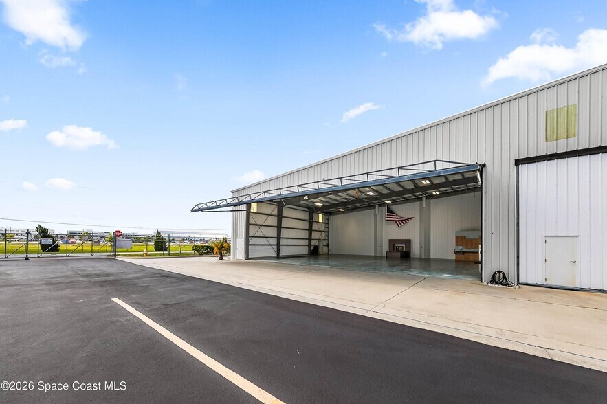More Photos Of 805 Tower Access Rd, Melbourne Airplane Hangar For Sale