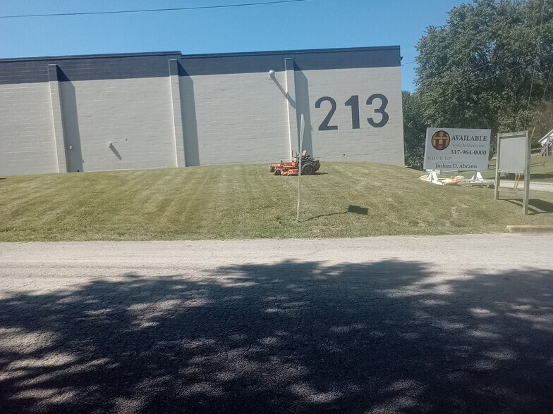 More Photos Of 213 W 1st St, Huntingburg Warehouse For Lease