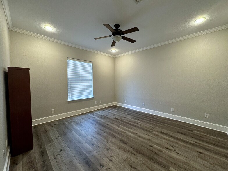 More Photos Of 11601 Spring Cypress Rd, Tomball Medical For Sale