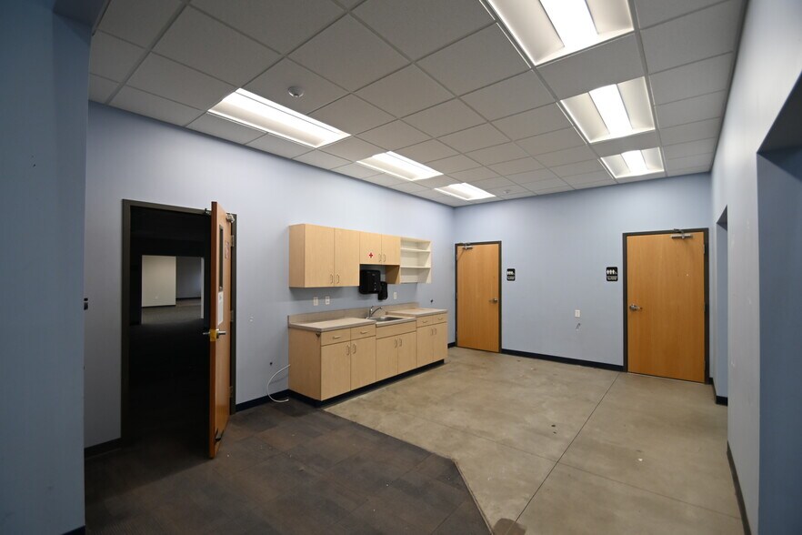 More Photos Of 1501 21st Ave N, Fargo Light Manufacturing For Lease