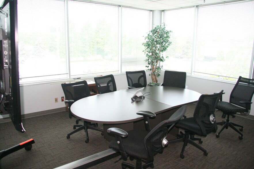 More Photos Of N28W23050 Roundy Dr, Pewaukee Office For Sale