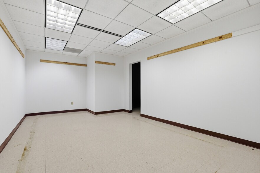 More Photos Of 201 W Main St, Laurens Medical For Lease