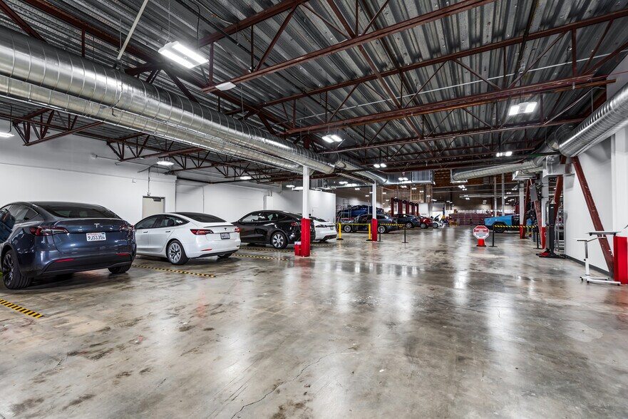 More Photos Of 2000 Corporate Center Dr, Thousand Oaks Service For Sale