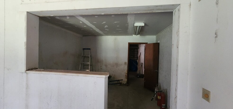 More Photos Of 284 S Center St, Pierson Auto Repair For Lease