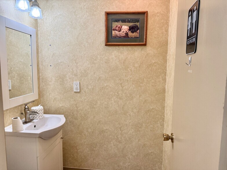 More Photos Of 1107 Lincoln Way E, Massillon Veterinarian Kennel For Sale