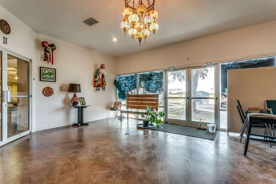 More Photos Of 220 W Lipan Dr, Lipan Religious Facility For Sale