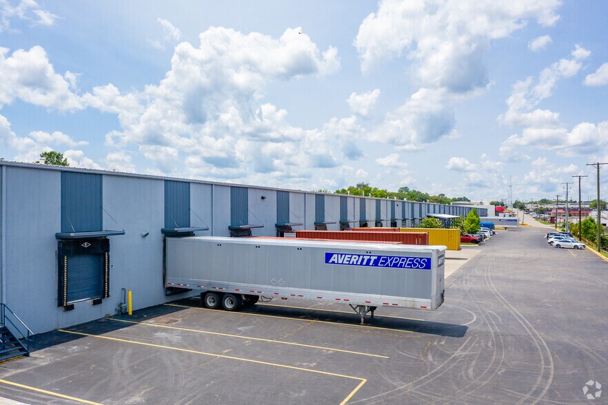 More Photos Of 421 McNally Dr, Nashville Warehouse For Lease