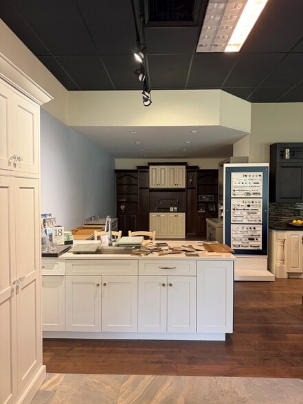 More Photos Of 65 Louis St, Newington Flex For Lease
