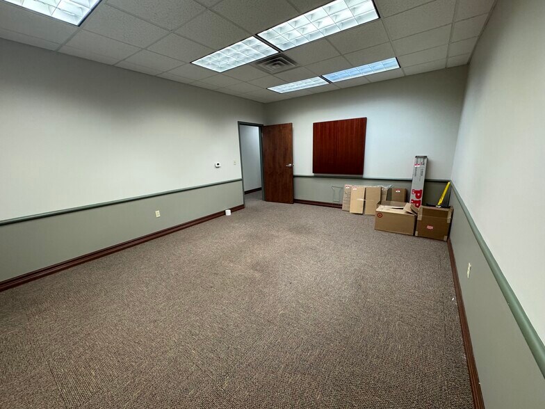 More Photos Of 306 W Sunset Rd, San Antonio Office For Lease