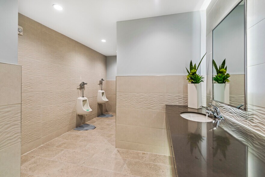 More Photos Of 3100 Edloe St, Houston Office For Sale