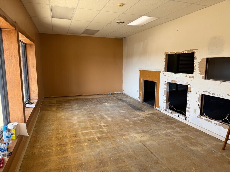 More Photos Of 6001 N US Highway 31, Whiteland Storefront For Lease