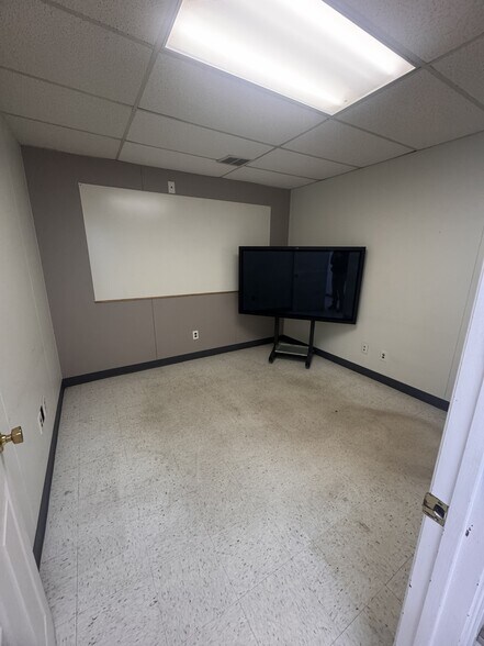 More Photos Of 1421 N Limestone St, Gaffney Office For Sale