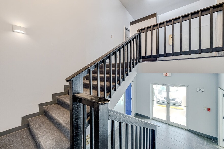 More Photos Of 302 W Victory Dr, Savannah Freestanding For Sale