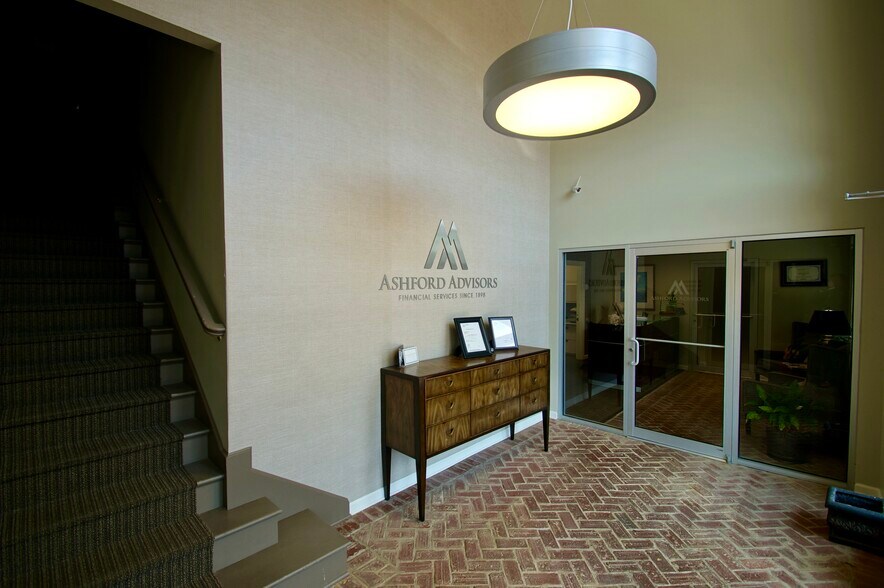 More Photos Of 5898 Ridgewood Rd, Jackson Office For Lease