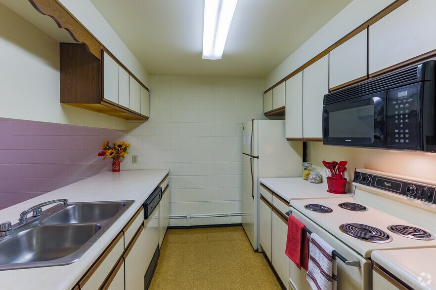 More Photos Of 2708 Wehnwood Rd, Altoona Apartments For Sale