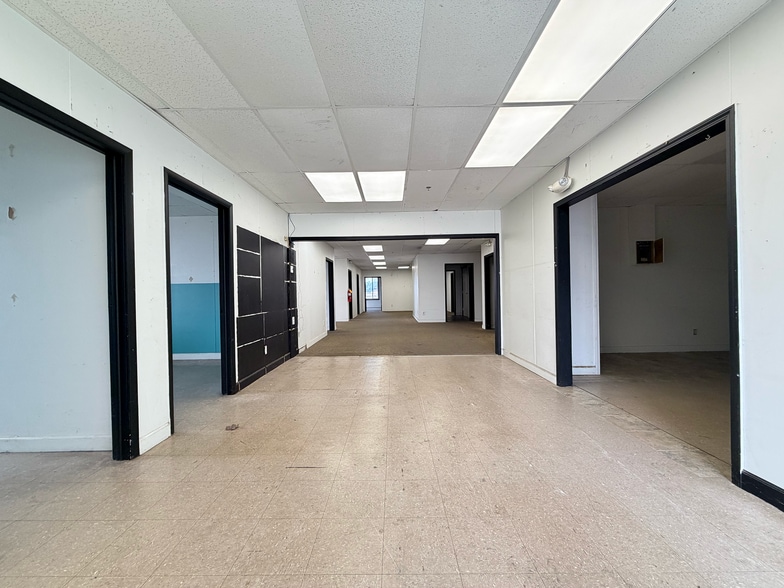 More Photos Of 15401 Industrial Dr, Schoolcraft Warehouse For Lease