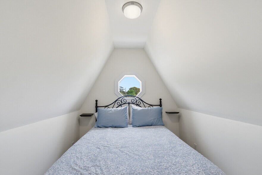 More Photos Of 119 N Davis St, Southport Hospitality For Sale