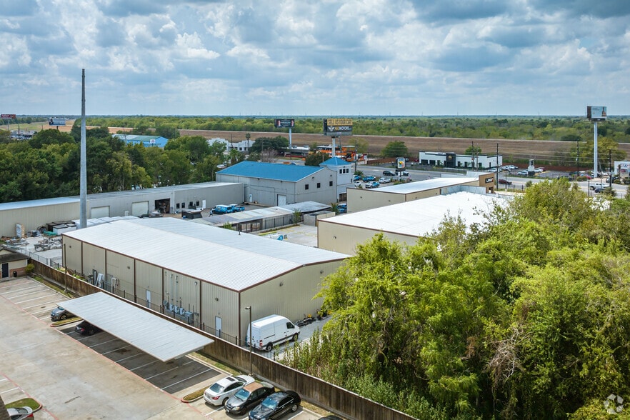 More Photos Of 1631 Highway 6 S, Houston Warehouse For Lease