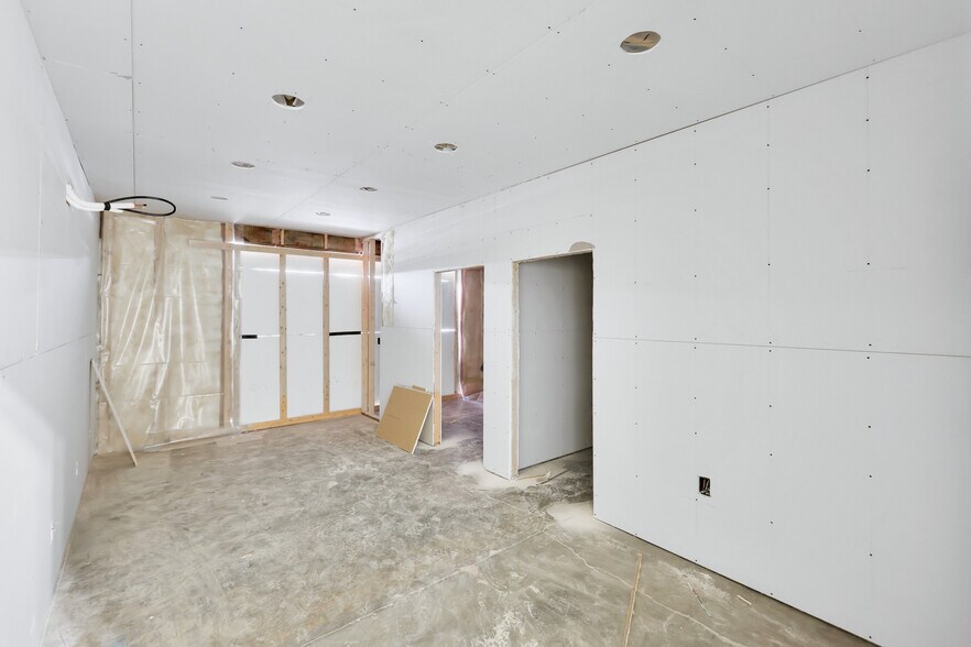 More Photos Of 21 N Skipworth Rd, Spokane Valley Showroom For Lease