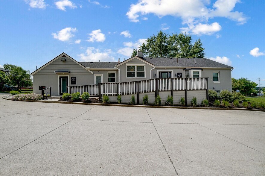 More Photos Of 235 W Franklin St, Centerville Storefront Retail Office For Lease