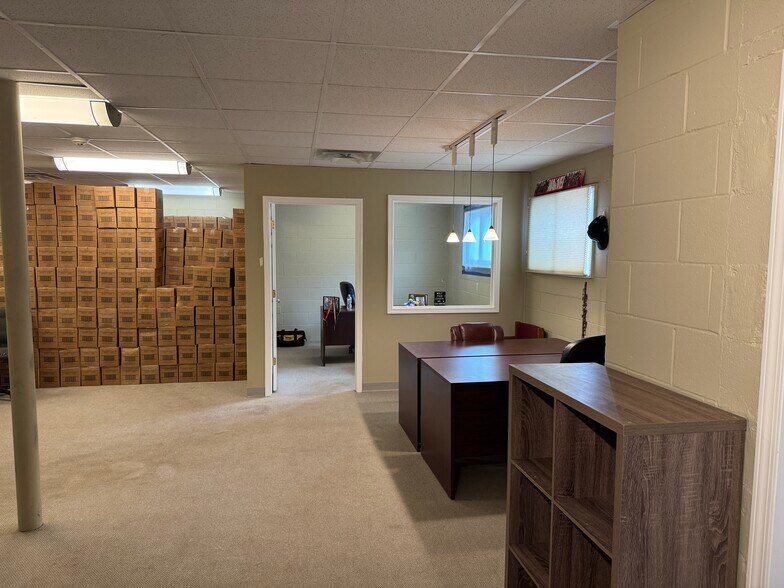 More Photos Of 4 Bonnie Ln, Yorkville Office For Sale