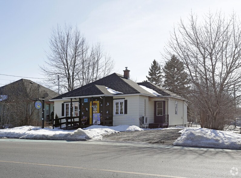 More Photos Of 40 Boul Grand, L'Île-Perrot General Retail For Lease