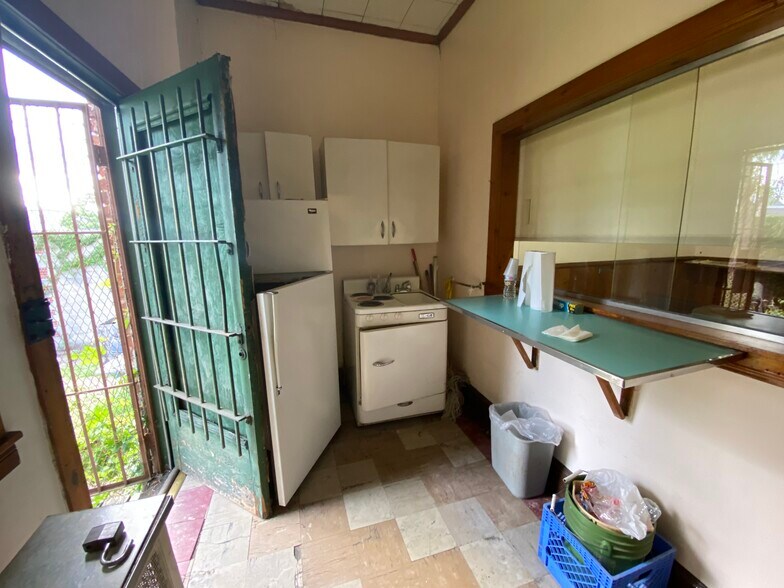 More Photos Of 128 Elm St, Yonkers Storefront For Lease