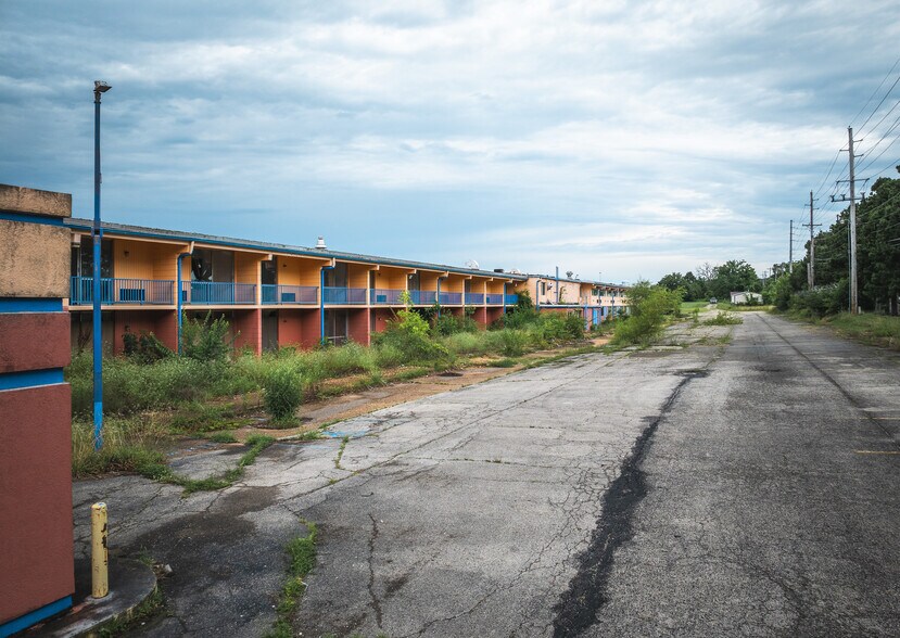 More Photos Of 127 Howard Johnson Dr, Rolla Hotel For Sale