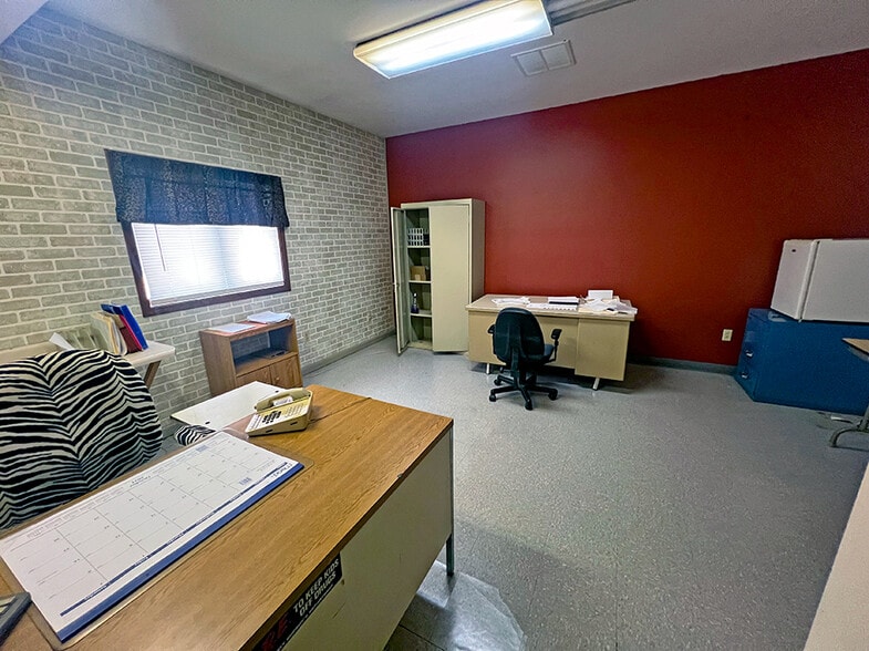 More Photos Of 391 Franklin St, Carlyle Auto Repair For Sale