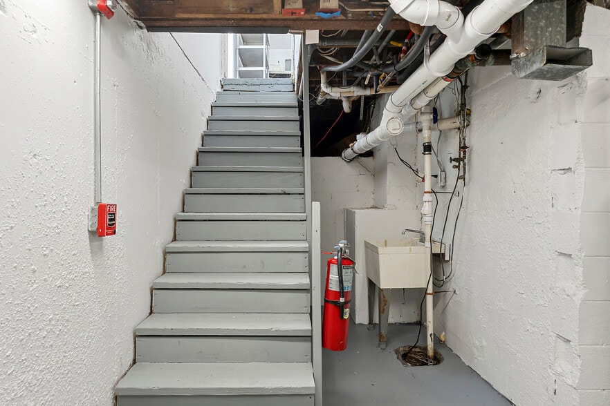 More Photos Of 4 S Elmwood Ave, Montauk Restaurant For Sale