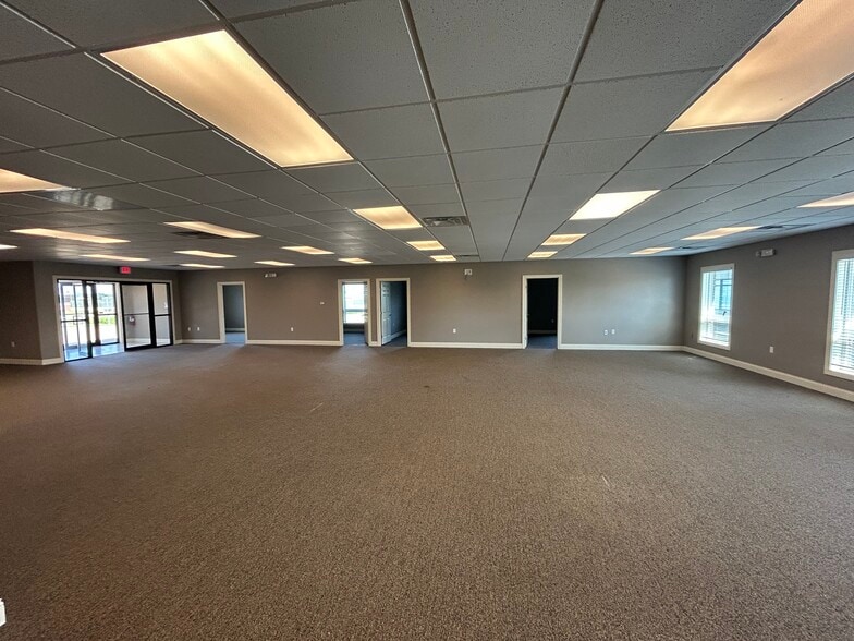 More Photos Of 1602 Tullamore Ave, Bloomington Office For Sale