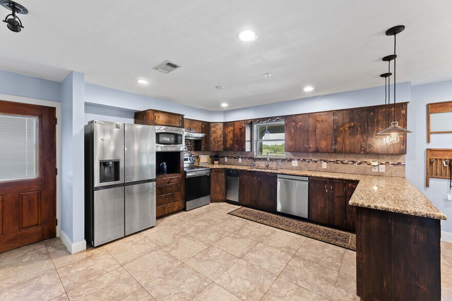 More Photos Of 5800 Curran Dr, Von Ormy Veterinarian Kennel For Sale