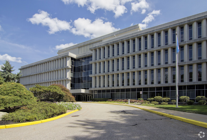 Primary Photo Of 700 Quaker Ln, Warwick Office For Lease