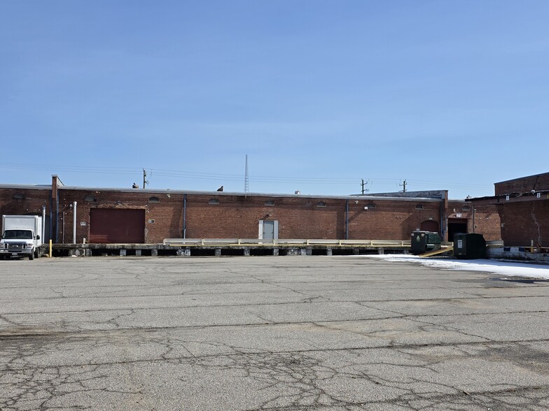More Photos Of 827 Douglas Ave, Portsmouth Warehouse For Lease