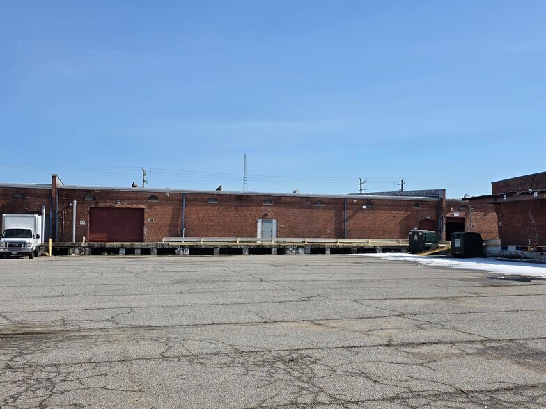 More Photos Of 827 Douglas Ave, Portsmouth Warehouse For Lease