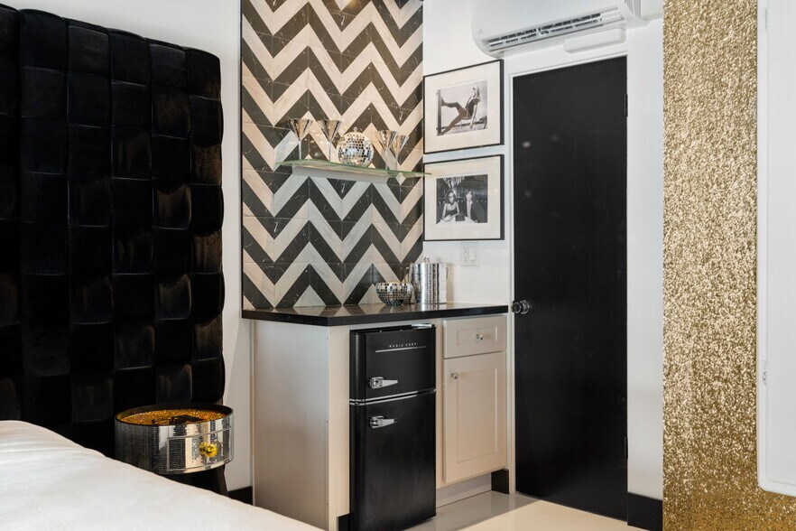 More Photos Of 120 W Vereda Sur, Palm Springs Hotel For Sale