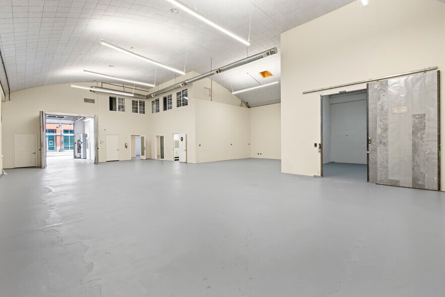 More Photos Of 560 4th St, San Francisco Showroom For Lease
