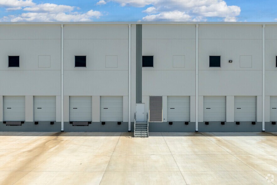 More Photos Of 13393 South Main St, Houston Distribution For Lease