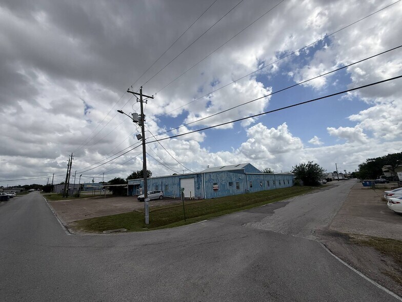 More Photos Of 1502 Galveston St, South Houston Service For Lease